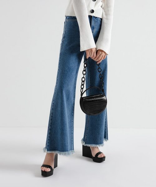 CHARLES & KEITH（チャールズ & キース）の「クロックエフェクト サーキュラーバッグ / Croc-Effect Circular Bag（クラッチバッグ・レディース・ブラック/イエロー/マルチ/タン・S）」の9枚目の写真