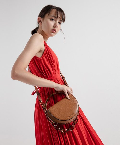 CHARLES & KEITH（チャールズ & キース）の「クロックエフェクト サーキュラーバッグ / Croc-Effect Circular Bag（クラッチバッグ・レディース・ブラック/イエロー/マルチ/タン・S）」の10枚目の写真