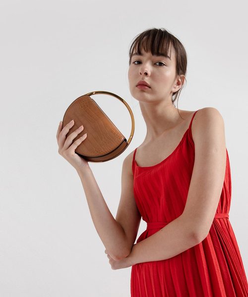 CHARLES & KEITH（チャールズ & キース）の「クロックエフェクト サーキュラーバッグ / Croc-Effect Circular Bag（クラッチバッグ・レディース・ブラック/イエロー/マルチ/タン・S）」の14枚目の写真