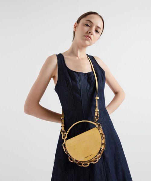 CHARLES & KEITH（チャールズ & キース）の「クロックエフェクト サーキュラーバッグ / Croc-Effect Circular Bag（クラッチバッグ・レディース・ブラック/イエロー/マルチ/タン・S）」の15枚目の写真