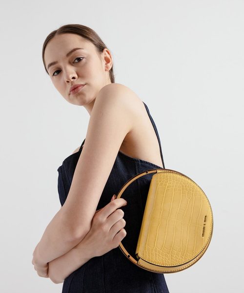 CHARLES & KEITH（チャールズ & キース）の「クロックエフェクト サーキュラーバッグ / Croc-Effect Circular Bag（クラッチバッグ・レディース・ブラック/イエロー/マルチ/タン・S）」の19枚目の写真