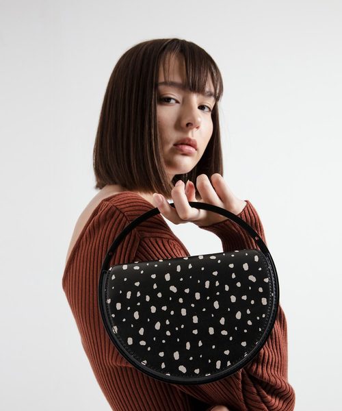 CHARLES & KEITH（チャールズ & キース）の「クロックエフェクト サーキュラーバッグ / Croc-Effect Circular Bag（クラッチバッグ・レディース・ブラック/イエロー/マルチ/タン・S）」の20枚目の写真