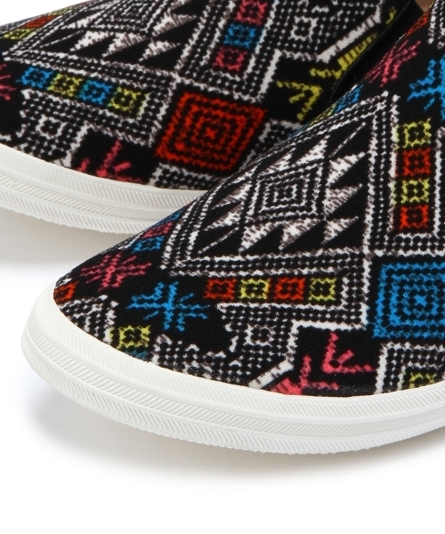 Another Edition(アナザーエディション)の「ALL/BLACK Tribal SNK ◆(その他シューズ・レディース・コバルトブルー/レッド・36/37/38)」の3枚目の写真