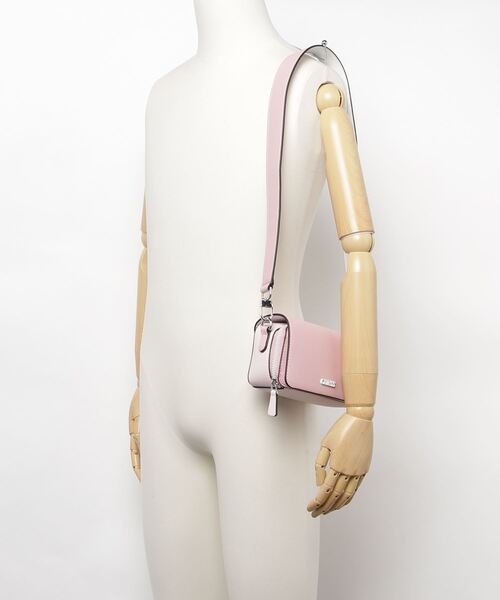 Guess（ゲス）の「PICNIC Mini Shoulder Bag（ショルダーバッグ）」 WEAR