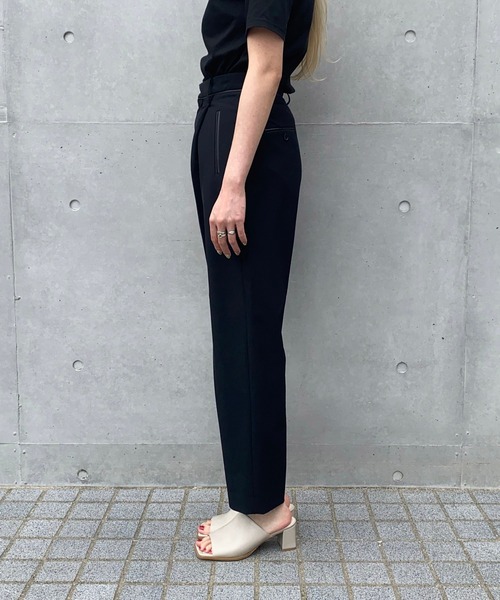 UNITED TOKYO（ユナイテッドトウキョウ）の「タックテーパードパンツ（スラックス・レディース・ブラック/アイボリー/グリーン・1/2）」の14枚目の写真