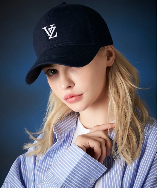 VARZAR（バザール）の「【VARZAR】3D MONOGRAM LOGO OVER FIT BALL CAP / バザール 3D モノグラム ロゴ オーバーフィット ベースボール キャップ（キャップ・レディース・ホワイト/ブラック/ネイビー/ベージュ・FREE）」の4枚目の写真