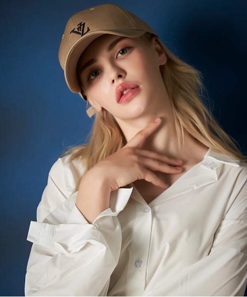 VARZAR（バザール）の「【VARZAR】3D MONOGRAM LOGO OVER FIT BALL CAP / バザール 3D モノグラム ロゴ オーバーフィット ベースボール キャップ（キャップ・レディース・ホワイト/ブラック/ネイビー/ベージュ・FREE）」の5枚目の写真