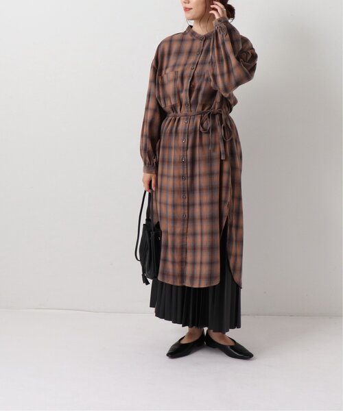 frames RAY CASSIN（フレームスレイカズン）の「バンドカラー両ポケシャツワンピース（シャツワンピース・レディース・ラベンダー/グレイッシュベージュ/グレー系/ブラウン系・FREE）」の2枚目の写真