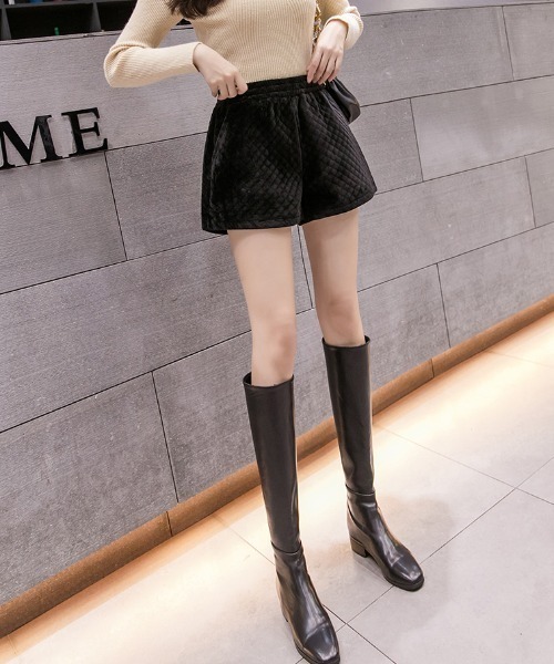 yuue' ( wear )(ユーイ)の「ウエストストレッチ ベルベット調 ミニ丈シルエットパンツ(その他パンツ・レディース・ブラック/アイボリー・FREE)」の10枚目の写真
