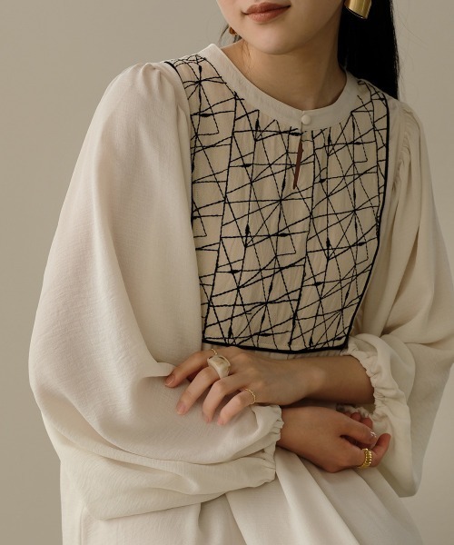 Bab（バブ）の「【WEB限定】フロント刺繍ワンピース（ワンピース・レディース・ブラック/ベージュ/アイボリー・M）」の10枚目の写真