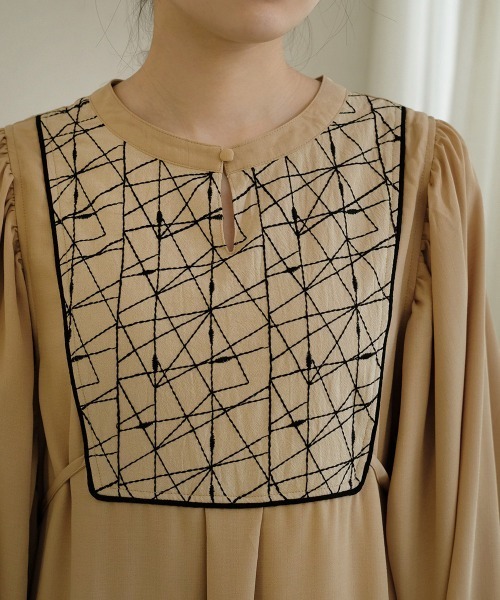 Bab（バブ）の「【WEB限定】フロント刺繍ワンピース（ワンピース・レディース・ブラック/ベージュ/アイボリー・M）」の5枚目の写真