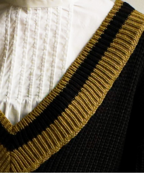 feepur（フェピュール）の「《ウォッシャブル》チルデンVネックオーバーニット（ニット/セーター・レディース・ブラック/オフホワイト/ブルー/グリーン系その他・MEDIUM）」の5枚目の写真