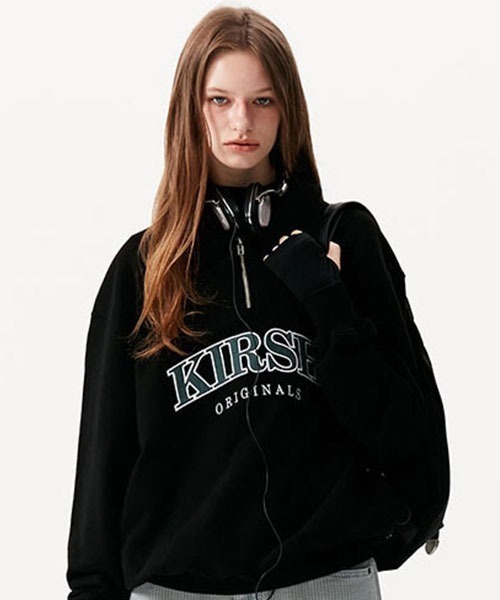 KIRSH（キルシー）の「A'GEM/9 × .kom『KIRSH/キルシー』ARCH LOGO HALF ZIPUP/アーチロゴ ハーフジップ スウェットシャツ（スウェット・レディース・ブラック/グレー・FREE）」の2枚目の写真