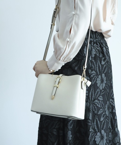SAISON DE PAPILLON（セゾンドパピヨン）の「【満点評価】牛床革ストライプ調型押しショルダーバッグ（ショルダーバッグ・レディース・ブラック/オフホワイト・フリー）」の18枚目の写真