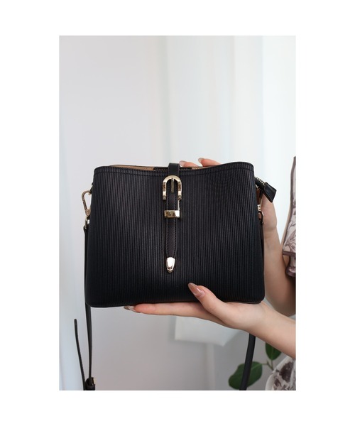 SAISON DE PAPILLON（セゾンドパピヨン）の「【満点評価】牛床革ストライプ調型押しショルダーバッグ（ショルダーバッグ・レディース・ブラック/オフホワイト・フリー）」の19枚目の写真