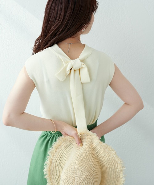 natural couture(ナチュラルクチュール)の「印象の違いを楽しめる ちょっと大人な2WAYボータイニット(ニット/セーター・レディース・オフホワイト/ブラック/グレイッシュベージュ/グリーン・FREE)」の1枚目の写真