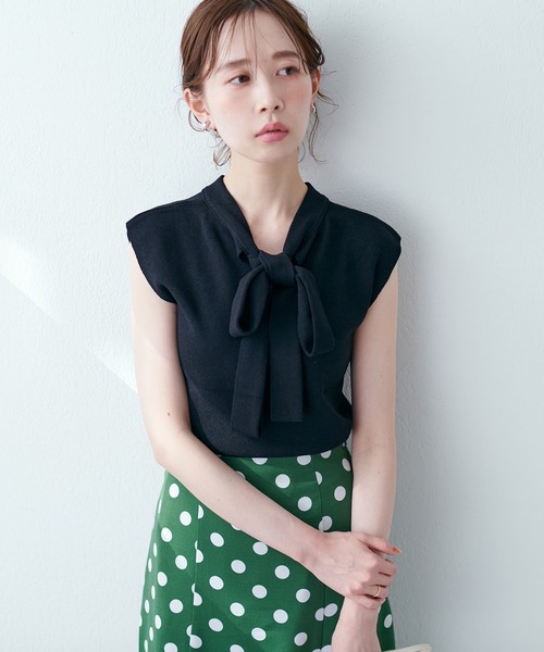 natural couture(ナチュラルクチュール)の「印象の違いを楽しめる ちょっと大人な2WAYボータイニット(ニット/セーター・レディース・オフホワイト/ブラック/グレイッシュベージュ/グリーン・FREE)」の2枚目の写真