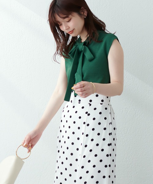 natural couture(ナチュラルクチュール)の「印象の違いを楽しめる ちょっと大人な2WAYボータイニット(ニット/セーター・レディース・オフホワイト/ブラック/グレイッシュベージュ/グリーン・FREE)」の6枚目の写真