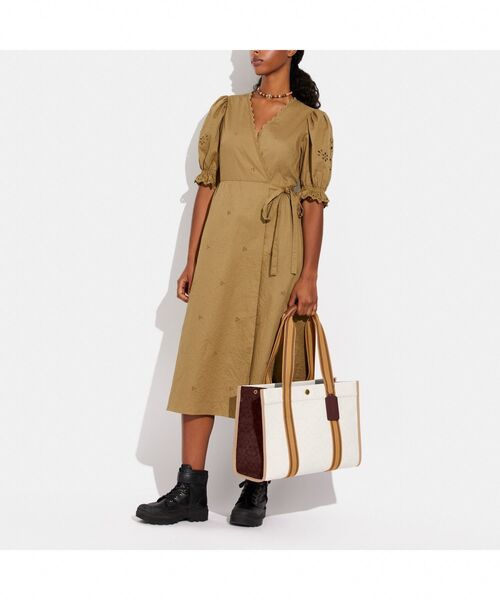 COACH（コーチ）の「スピン トート 42 シグネチャー ジャカード