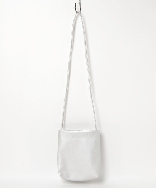 Per sist ence(パーシエンス)の「Per sist ence/パーシエンス フェイクレザーシンプルフラットショルダー(ショルダーバッグ・レディース・ベージュ/ブラック/グレイッシュベージュ/イエロー/グレー/シルバー・FREE)」の1枚目の写真