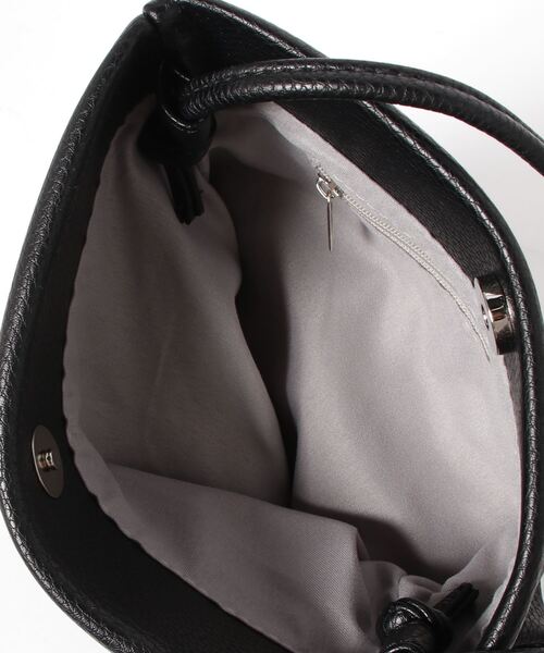 Per sist ence(パーシエンス)の「Per sist ence/パーシエンス フェイクレザーシンプルフラットショルダー(ショルダーバッグ・レディース・ベージュ/ブラック/グレイッシュベージュ/イエロー/グレー/シルバー・FREE)」の7枚目の写真