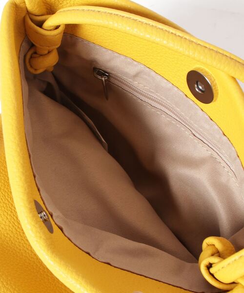 Per sist ence(パーシエンス)の「Per sist ence/パーシエンス フェイクレザーシンプルフラットショルダー(ショルダーバッグ・レディース・ベージュ/ブラック/グレイッシュベージュ/イエロー/グレー/シルバー・FREE)」の11枚目の写真