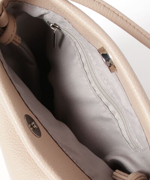 Per sist ence(パーシエンス)の「Per sist ence/パーシエンス フェイクレザーシンプルフラットショルダー(ショルダーバッグ・レディース・ベージュ/ブラック/グレイッシュベージュ/イエロー/グレー/シルバー・FREE)」の13枚目の写真