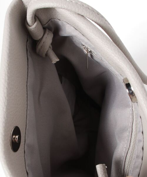 Per sist ence(パーシエンス)の「Per sist ence/パーシエンス フェイクレザーシンプルフラットショルダー(ショルダーバッグ・レディース・ベージュ/ブラック/グレイッシュベージュ/イエロー/グレー/シルバー・FREE)」の14枚目の写真