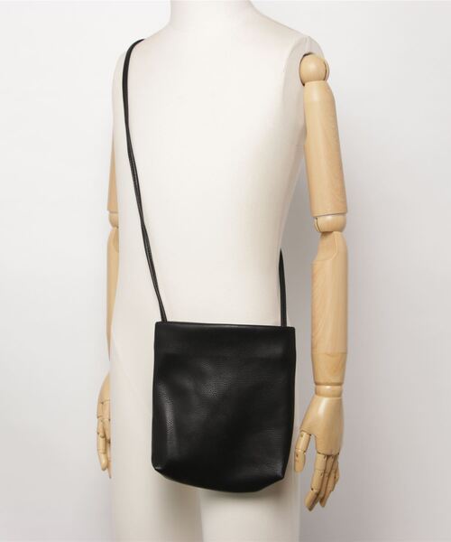 Per sist ence(パーシエンス)の「Per sist ence/パーシエンス フェイクレザーシンプルフラットショルダー(ショルダーバッグ・レディース・ベージュ/ブラック/グレイッシュベージュ/イエロー/グレー/シルバー・FREE)」の12枚目の写真