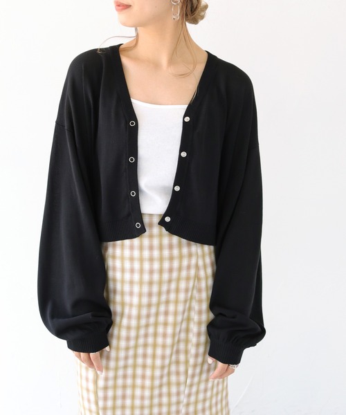 HER CLOSET（ハークローゼット）の「【shemoshelly】WEB限定スムースタッチVネックボリュームスリーブカラーショートカーディガン（ニット/セーター・レディース・ロイヤルブルー/アイボリー/チェリーピンク/グリーン/ブラック・M）」の3枚目の写真