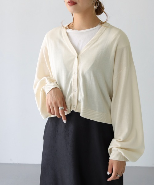 HER CLOSET（ハークローゼット）の「【shemoshelly】WEB限定スムースタッチVネックボリュームスリーブカラーショートカーディガン（ニット/セーター・レディース・ロイヤルブルー/アイボリー/チェリーピンク/グリーン/ブラック・M）」の6枚目の写真
