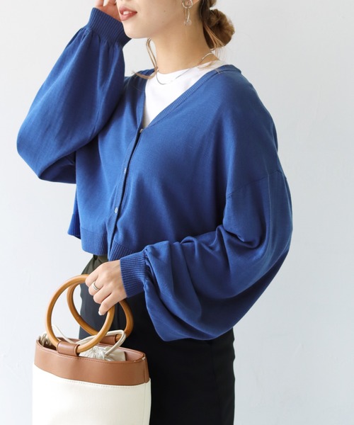 HER CLOSET（ハークローゼット）の「【shemoshelly】WEB限定スムースタッチVネックボリュームスリーブカラーショートカーディガン（ニット/セーター・レディース・ロイヤルブルー/アイボリー/チェリーピンク/グリーン/ブラック・M）」の19枚目の写真