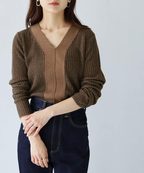 HER CLOSET（ハークローゼット）の「【shemoshelly】【WEB限定】洗える2デザインVネックリブニット 新色追加（ニット/セーター・レディース・グリーン/ブルーパープル/ホワイト/ブラウン系その他/レッド/ブラウン/ホワイト×ブラック/ブラック・M）」の5枚目の写真