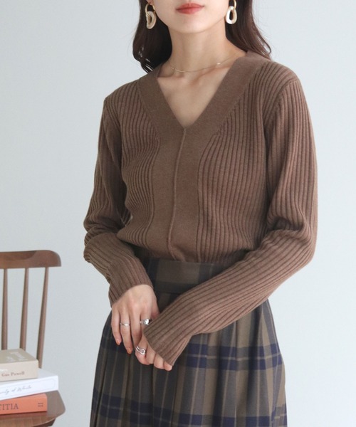 HER CLOSET（ハークローゼット）の「【shemoshelly】【WEB限定】洗える2デザインVネックリブニット 新色追加（ニット/セーター・レディース・グリーン/ブルーパープル/ホワイト/ブラウン系その他/レッド/ブラウン/ホワイト×ブラック/ブラック・M）」の4枚目の写真