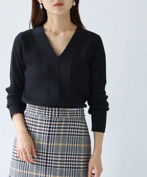 HER CLOSET（ハークローゼット）の「【shemoshelly】【WEB限定】洗える2デザインVネックリブニット 新色追加（ニット/セーター・レディース・グリーン/ブルーパープル/ホワイト/ブラウン系その他/レッド/ブラウン/ホワイト×ブラック/ブラック・M）」の3枚目の写真