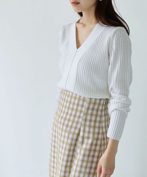 HER CLOSET（ハークローゼット）の「【shemoshelly】【WEB限定】洗える2デザインVネックリブニット 新色追加（ニット/セーター・レディース・グリーン/ブルーパープル/ホワイト/ブラウン系その他/レッド/ブラウン/ホワイト×ブラック/ブラック・M）」の17枚目の写真