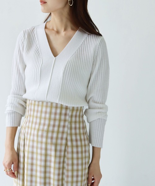 HER CLOSET（ハークローゼット）の「【shemoshelly】【WEB限定】洗える2デザインVネックリブニット 新色追加（ニット/セーター・レディース・グリーン/ブルーパープル/ホワイト/ブラウン系その他/レッド/ブラウン/ホワイト×ブラック/ブラック・M）」の16枚目の写真