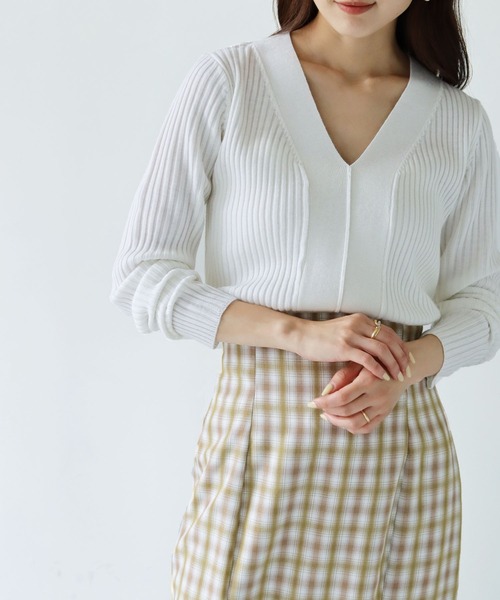 HER CLOSET（ハークローゼット）の「【shemoshelly】【WEB限定】洗える2デザインVネックリブニット 新色追加（ニット/セーター・レディース・グリーン/ブルーパープル/ホワイト/ブラウン系その他/レッド/ブラウン/ホワイト×ブラック/ブラック・M）」の15枚目の写真