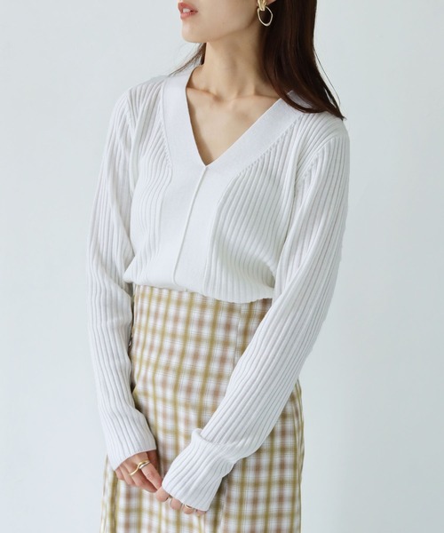 HER CLOSET（ハークローゼット）の「【shemoshelly】【WEB限定】洗える2デザインVネックリブニット 新色追加（ニット/セーター・レディース・グリーン/ブルーパープル/ホワイト/ブラウン系その他/レッド/ブラウン/ホワイト×ブラック/ブラック・M）」の10枚目の写真