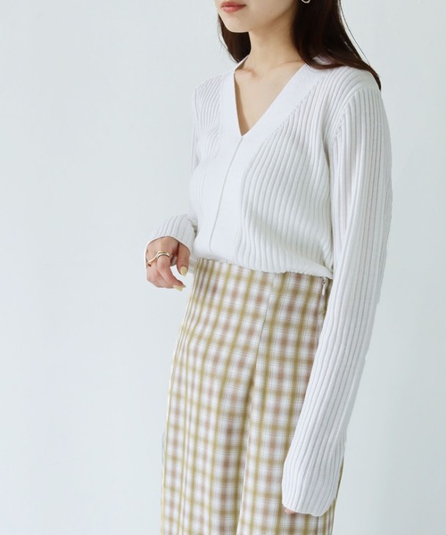 HER CLOSET（ハークローゼット）の「【shemoshelly】【WEB限定】洗える2デザインVネックリブニット 新色追加（ニット/セーター・レディース・グリーン/ブルーパープル/ホワイト/ブラウン系その他/レッド/ブラウン/ホワイト×ブラック/ブラック・M）」の11枚目の写真