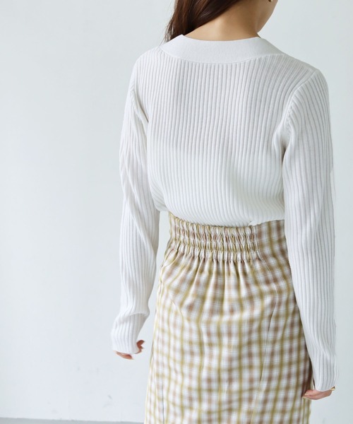 HER CLOSET（ハークローゼット）の「【shemoshelly】【WEB限定】洗える2デザインVネックリブニット 新色追加（ニット/セーター・レディース・グリーン/ブルーパープル/ホワイト/ブラウン系その他/レッド/ブラウン/ホワイト×ブラック/ブラック・M）」の12枚目の写真