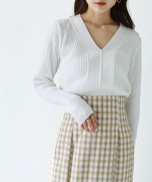 HER CLOSET（ハークローゼット）の「【shemoshelly】【WEB限定】洗える2デザインVネックリブニット 新色追加（ニット/セーター・レディース・グリーン/ブルーパープル/ホワイト/ブラウン系その他/レッド/ブラウン/ホワイト×ブラック/ブラック・M）」の9枚目の写真