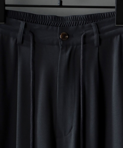 SITRY（シトリー）の「overlock flared pants/別注 オーバーロック タック ワイド フレアパンツ セットアップ対応（スラックス・メンズ・チャコールグレー/ピンク・M/L）」の4枚目の写真