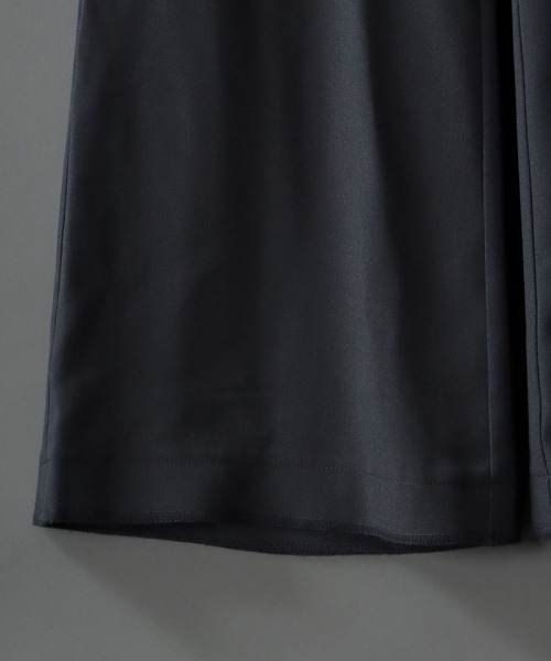 SITRY（シトリー）の「overlock flared pants/別注 オーバーロック タック ワイド フレアパンツ セットアップ対応（スラックス・メンズ・チャコールグレー/ピンク・M/L）」の6枚目の写真