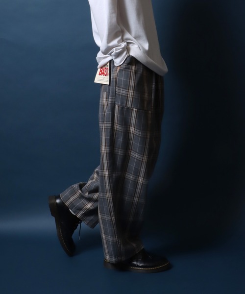 ANPAS（アンパス）の「Twill Fabric Tuck Wide Balloon Pants/ツイル タックワイドバルーンパンツ ベイカーパンツ（その他パンツ・メンズ・ブラック/ベージュ/ネイビー/インディゴブルー/グリーン/アイボリー/グリーン系その他/ホワイト系その他/ブラック系その他/グレー系その他/カーキ/グレー系その他2/グレー系その他3/グリーン系その他2/ブラック系その他2/ベージュ系その他・LL/M/L）」の10枚目の写真