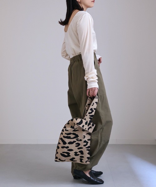 ap retro（アプレトロ）の「ロングスリーブベロアカットソー　背中開き（Tシャツ/カットソー・レディース・アイボリー/ブラック/モカ・FREE）」の12枚目の写真