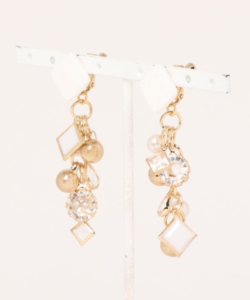 tone(トーン)の「【atelier*mio】クレイ × ジュエルチェーン costume jewelry earring(イヤリング・レディース・ホワイト/ブラック・FREE)」の2枚目の写真