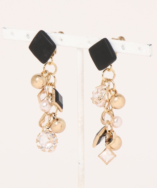 tone(トーン)の「【atelier*mio】クレイ × ジュエルチェーン costume jewelry earring(イヤリング・レディース・ホワイト/ブラック・FREE)」の1枚目の写真