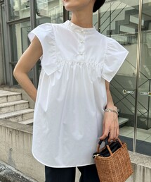 ◇【WEB限定】前後2WAY袖フリルパール釦ブラウス