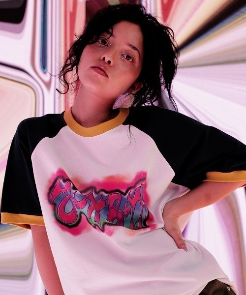 A'GEM9(エージェムナイン)の「A'GEM/9 × .kom『youthbath/ユースバス』ラグランショートスリーブ半袖カットソー(Tシャツ/カットソー・メンズ・ホワイト/パープル・M)」の1枚目の写真